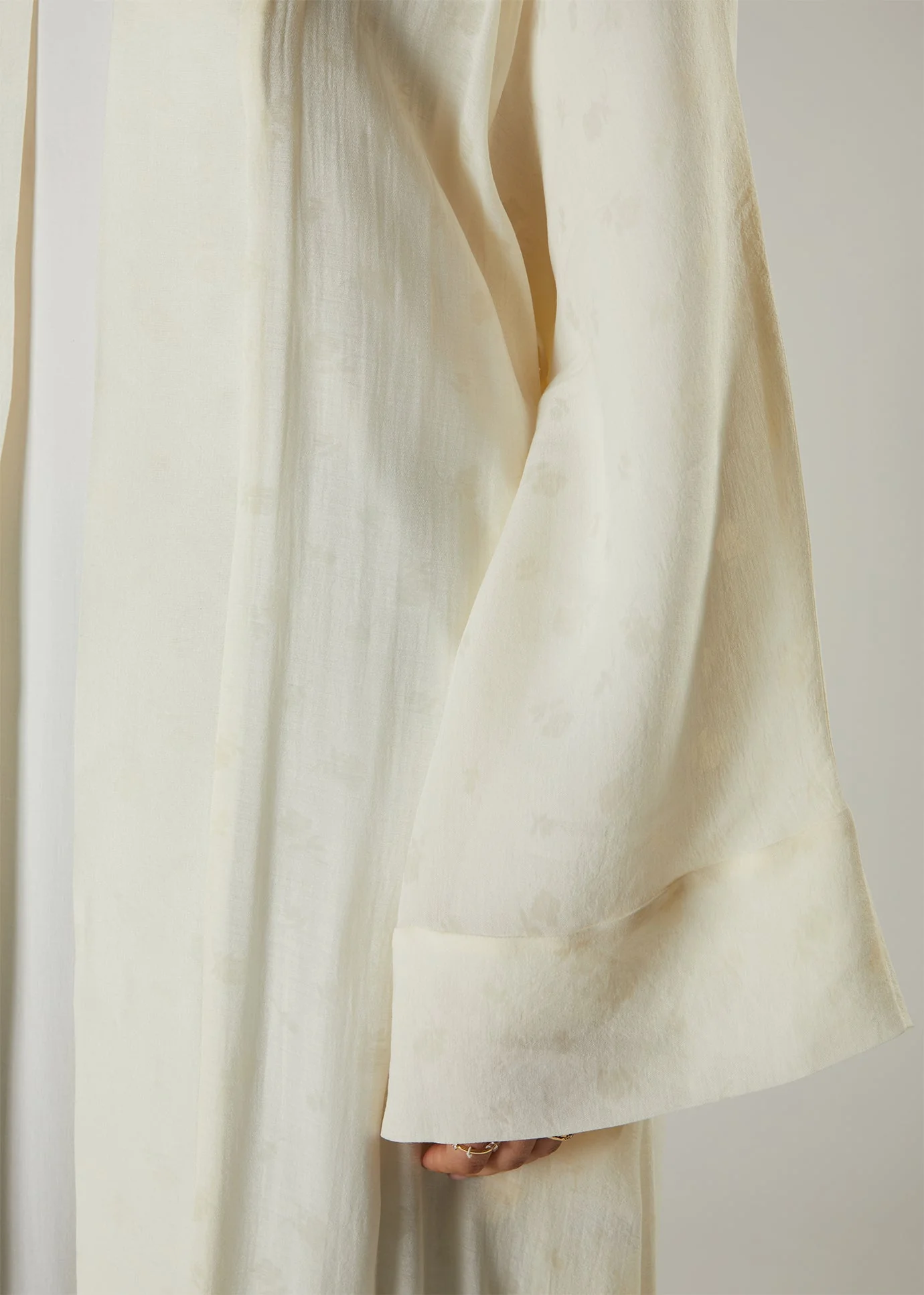 White Rose Open Abaya - Image 4